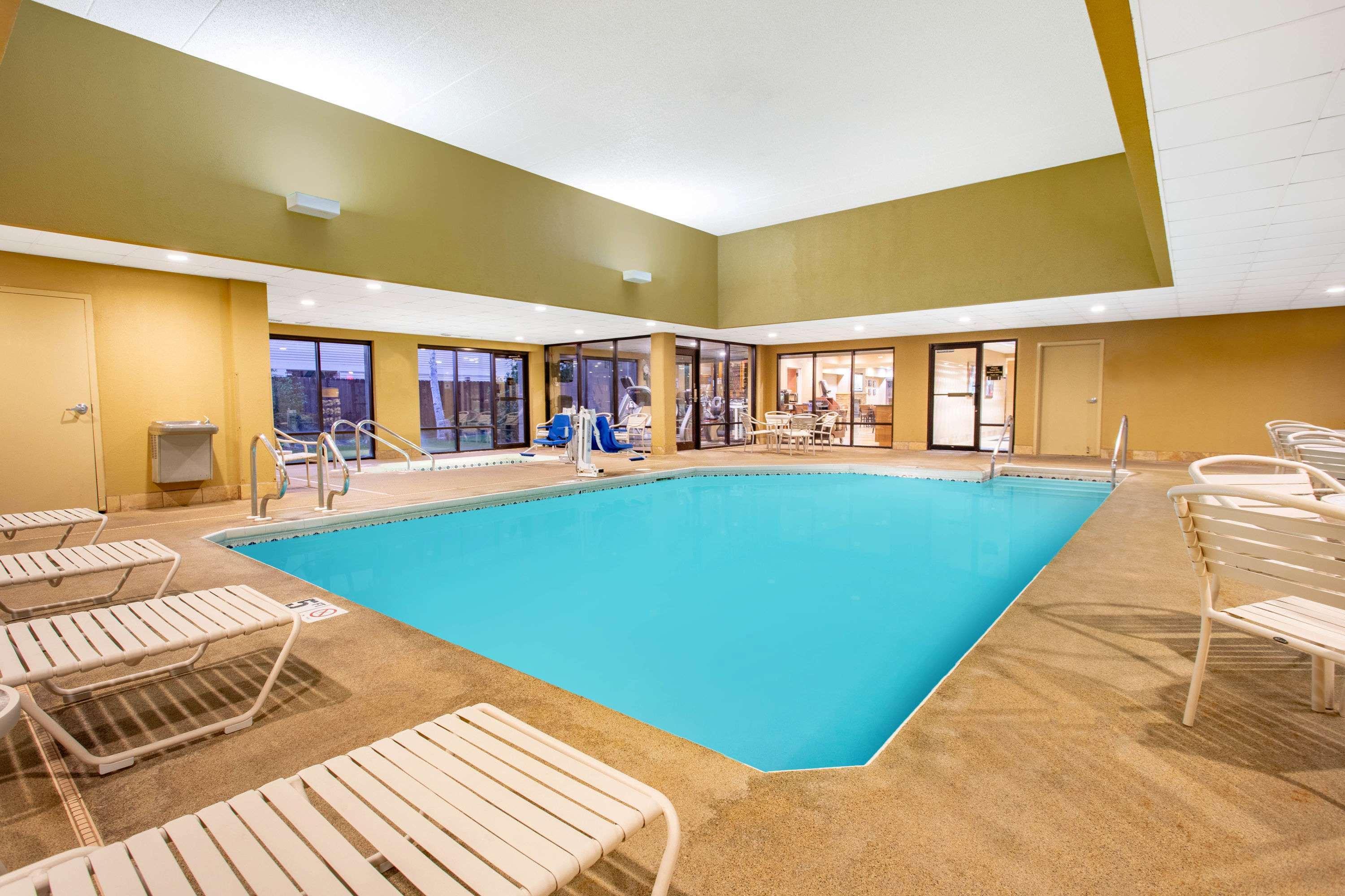 Americinn By Wyndham West Hotel 3*