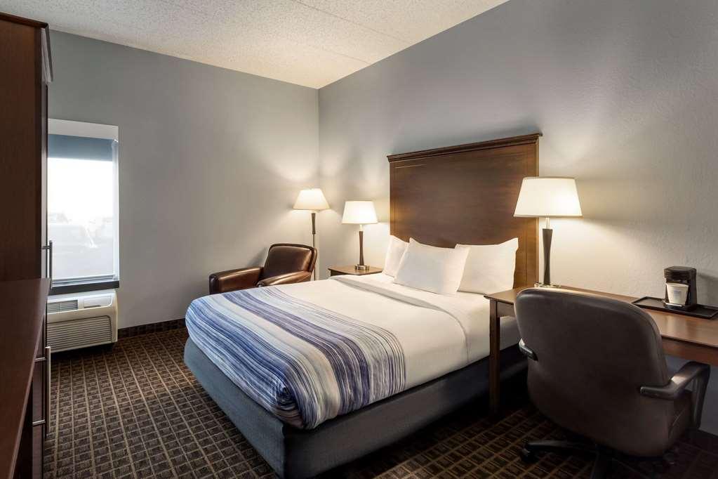 Americinn By Wyndham West Hotel