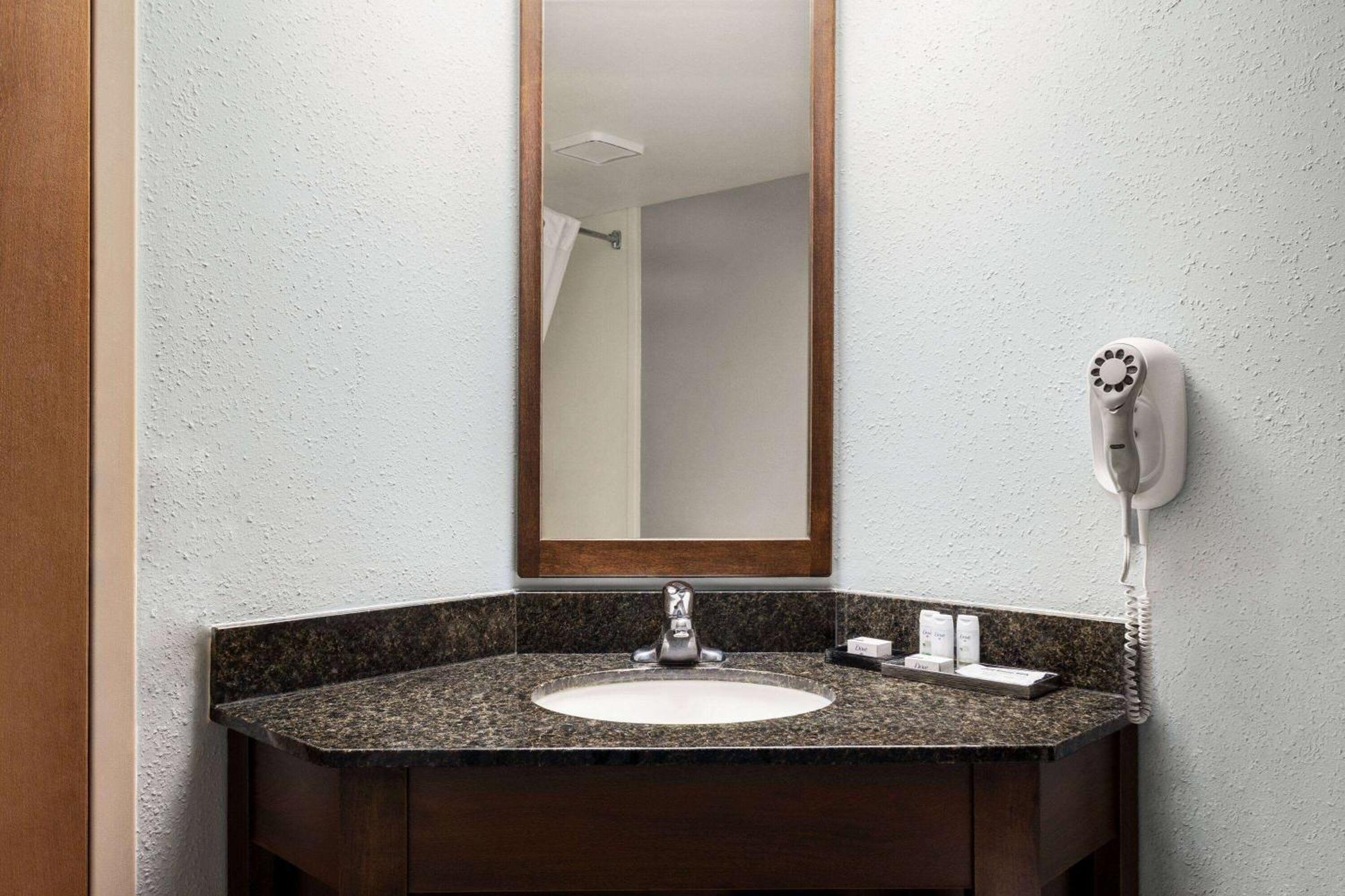 Americinn By Wyndham West Hotel 3*