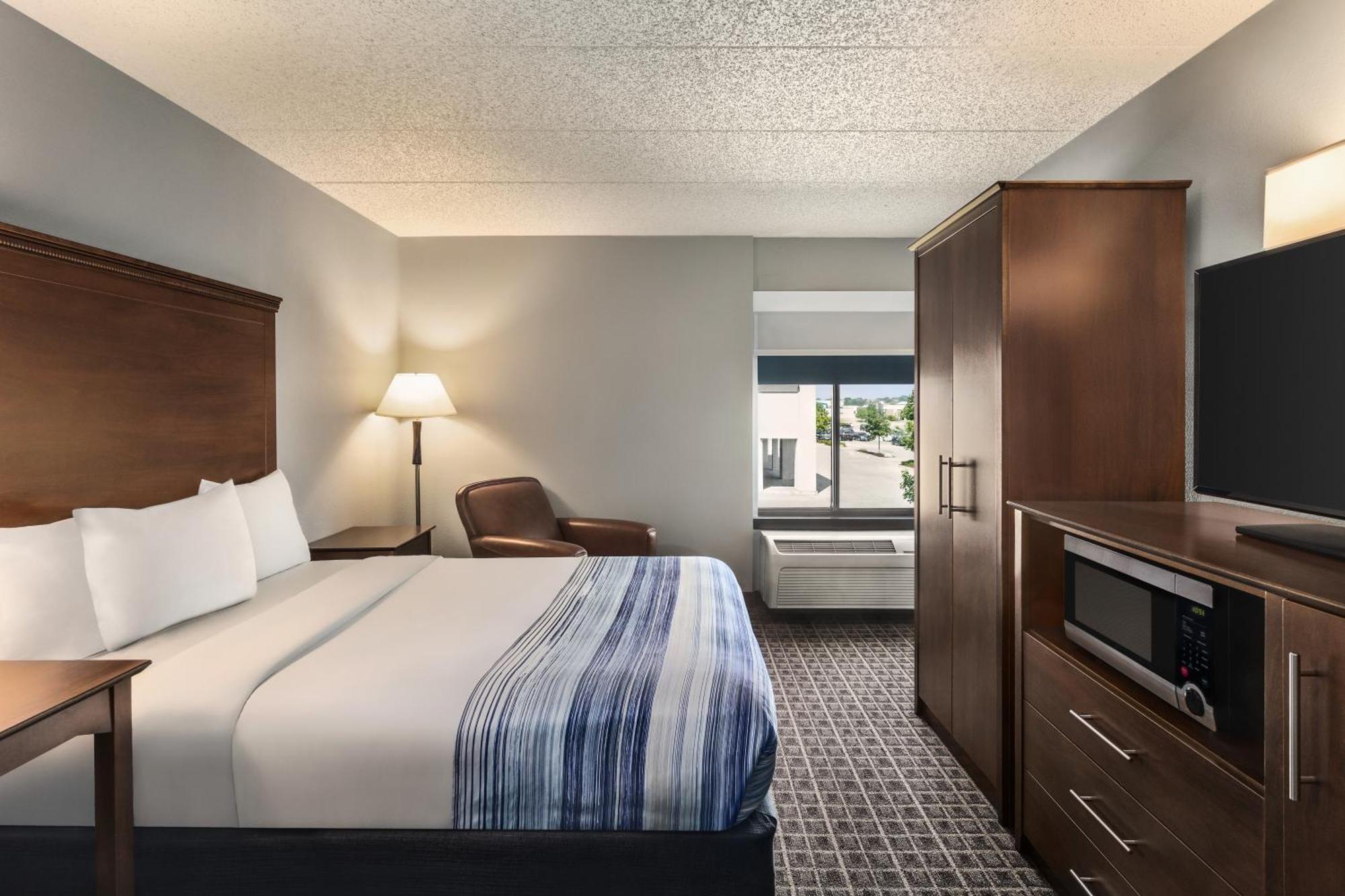 Americinn By Wyndham West Hotel