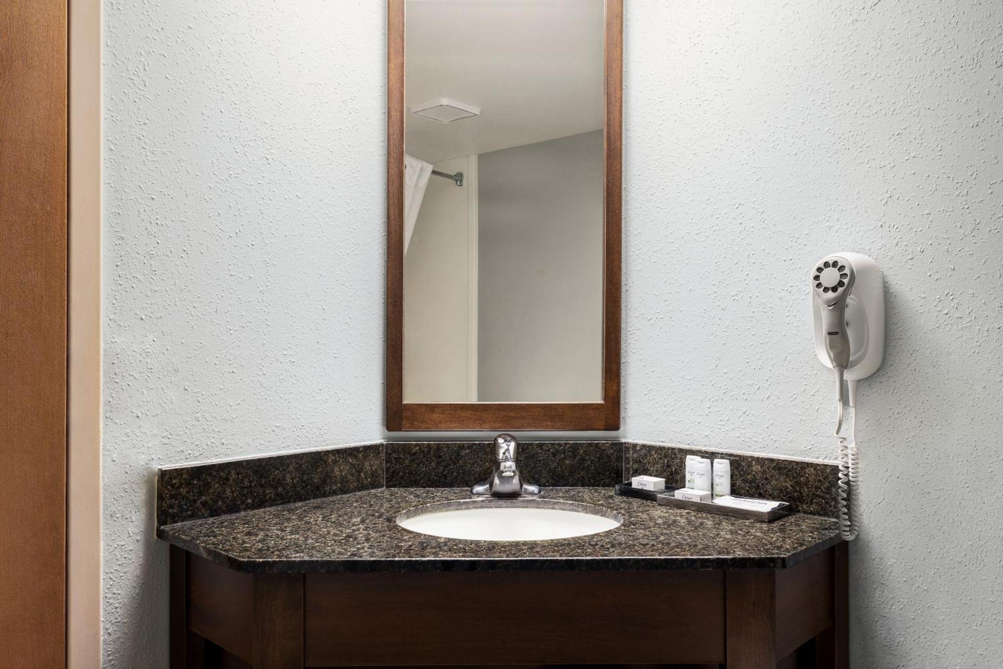 Americinn By Wyndham West Hotel 3*